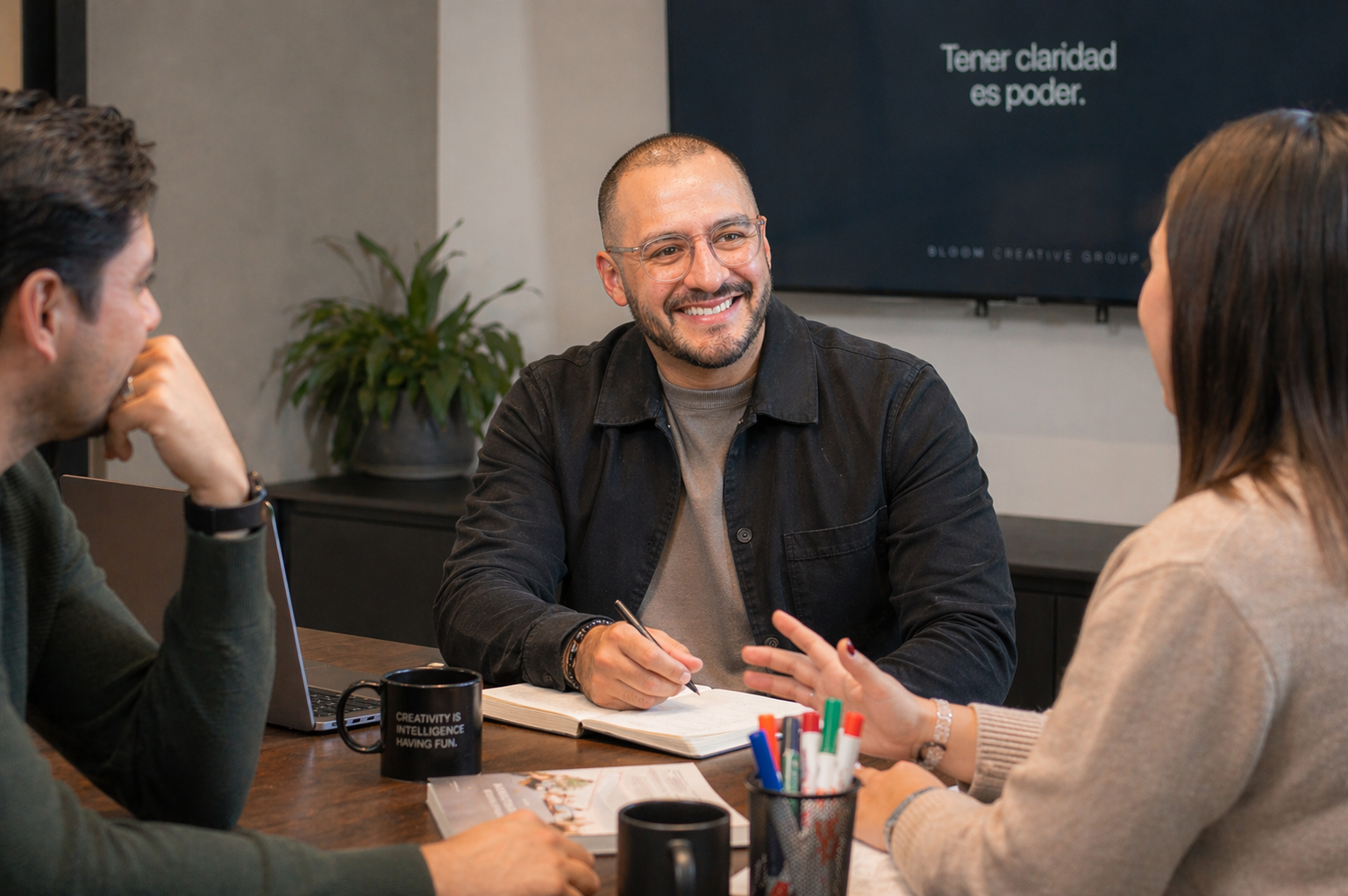 Juan Felipe Córdoba Cifuentes en retrato editorial junto a una ventana
